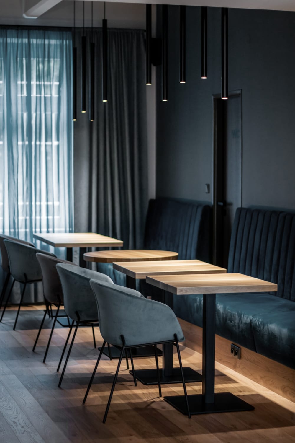 Interiér kavárny VIA Espresso — posezení u okna