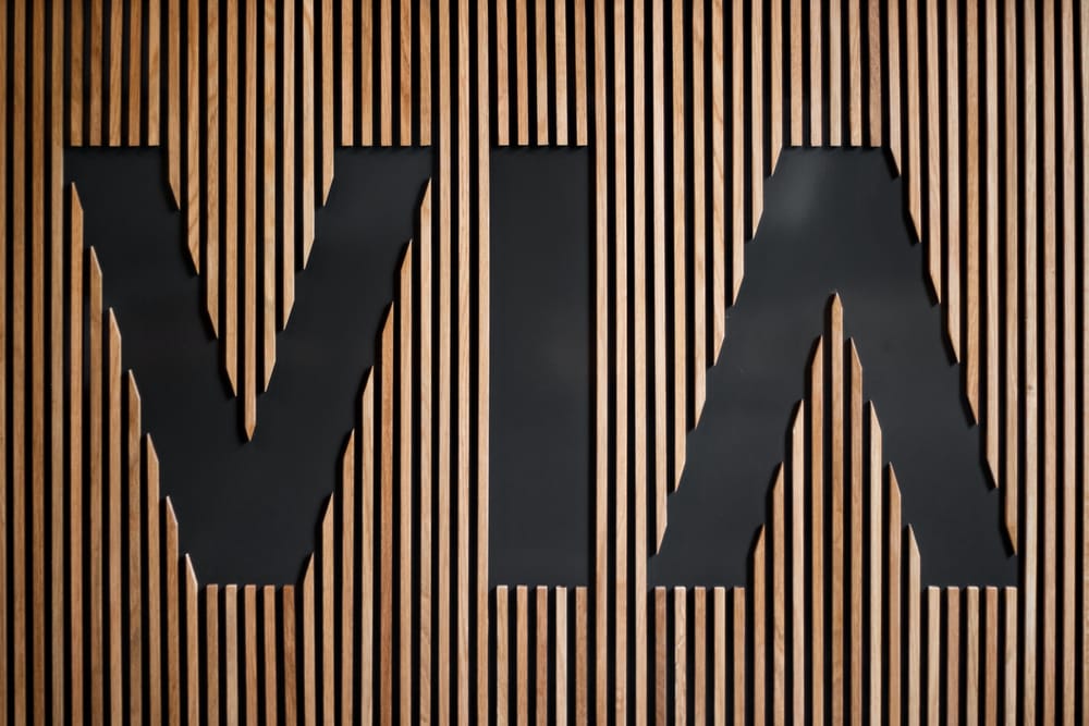 Logo VIA na dřevěné stěně
